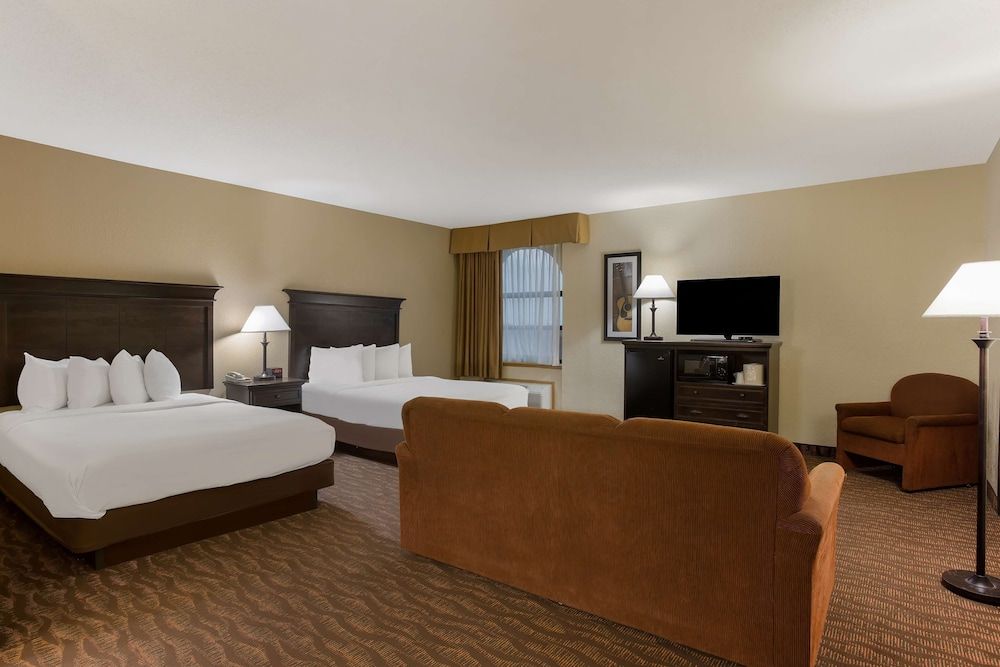 Best Western Music Capital Inn Suite, 2 Queen Beds, Non Smoking, Microwave (with Sofabed) 2