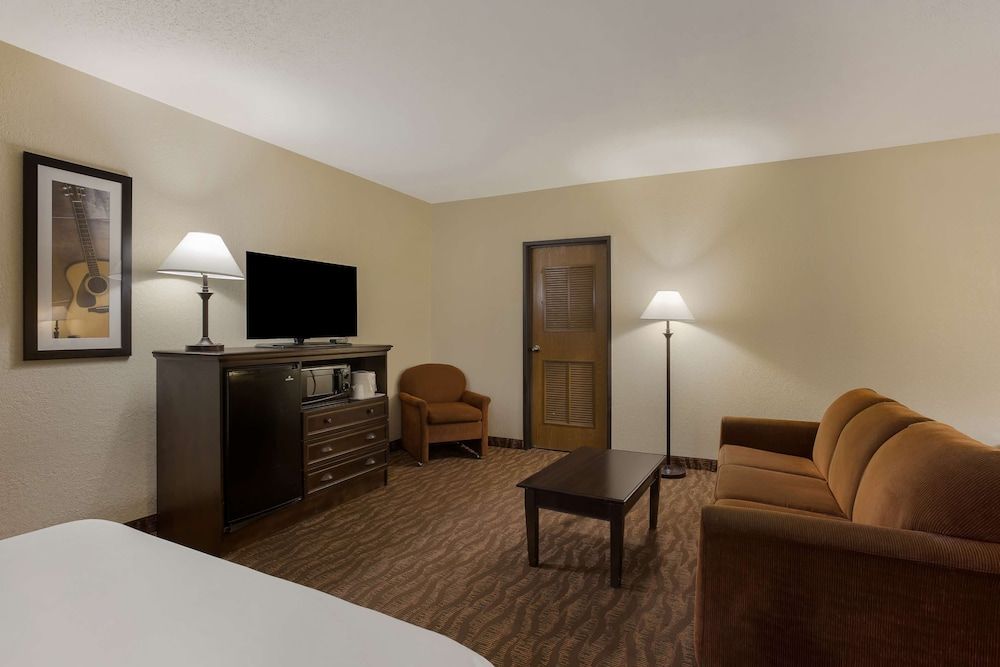 Best Western Music Capital Inn Suite, 2 Queen Beds, Non Smoking, Microwave (with Sofabed) 5