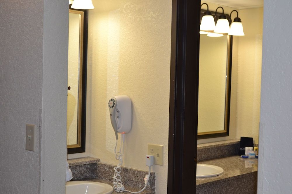 Best Western Music Capital Inn Suite, 2 Queen Beds, Non Smoking, Microwave (with Sofabed) 4