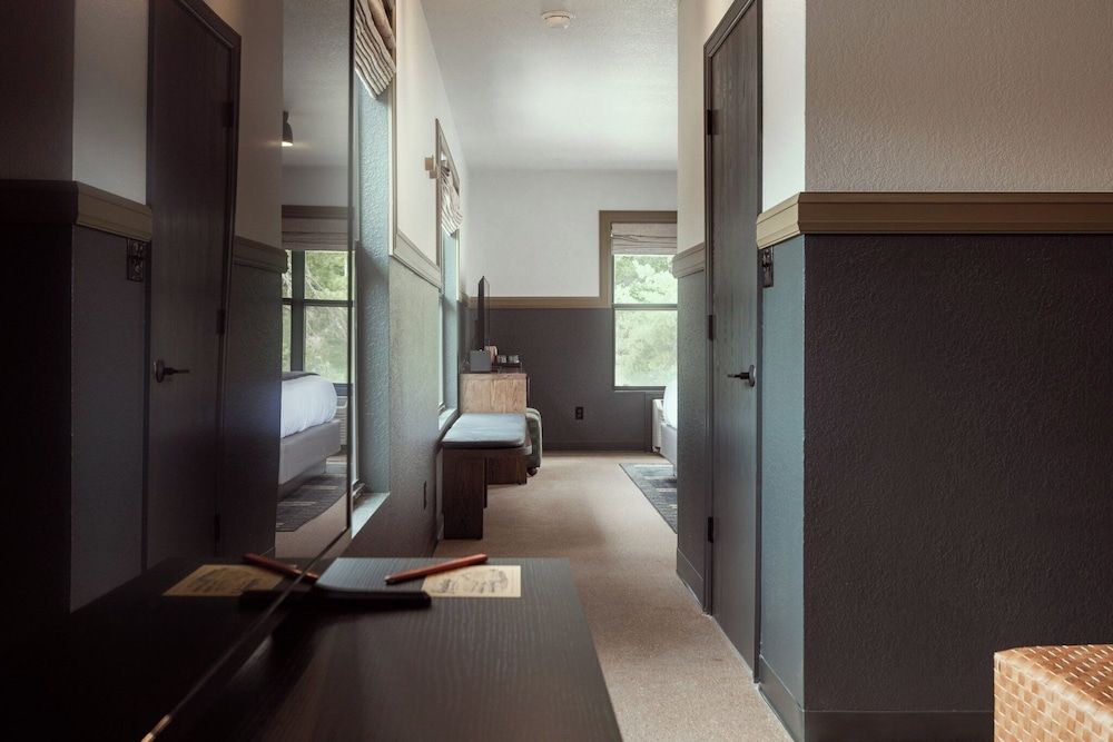 The Ozarker Lodge Suite (Fall Creek) 7