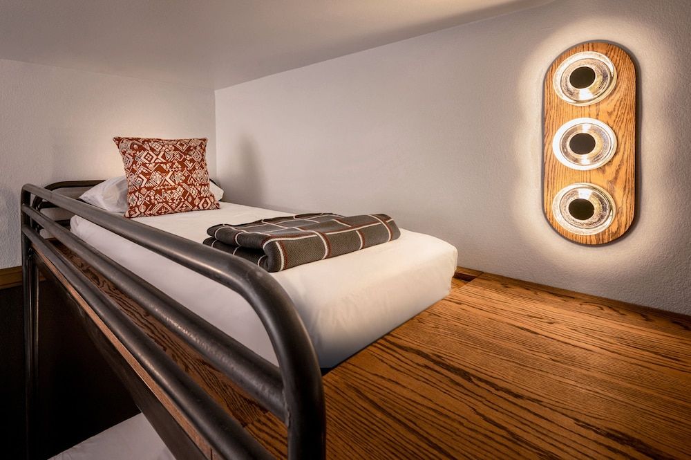 The Ozarker Lodge Room (Ground Floor Double Queen Bunk Bed) 2