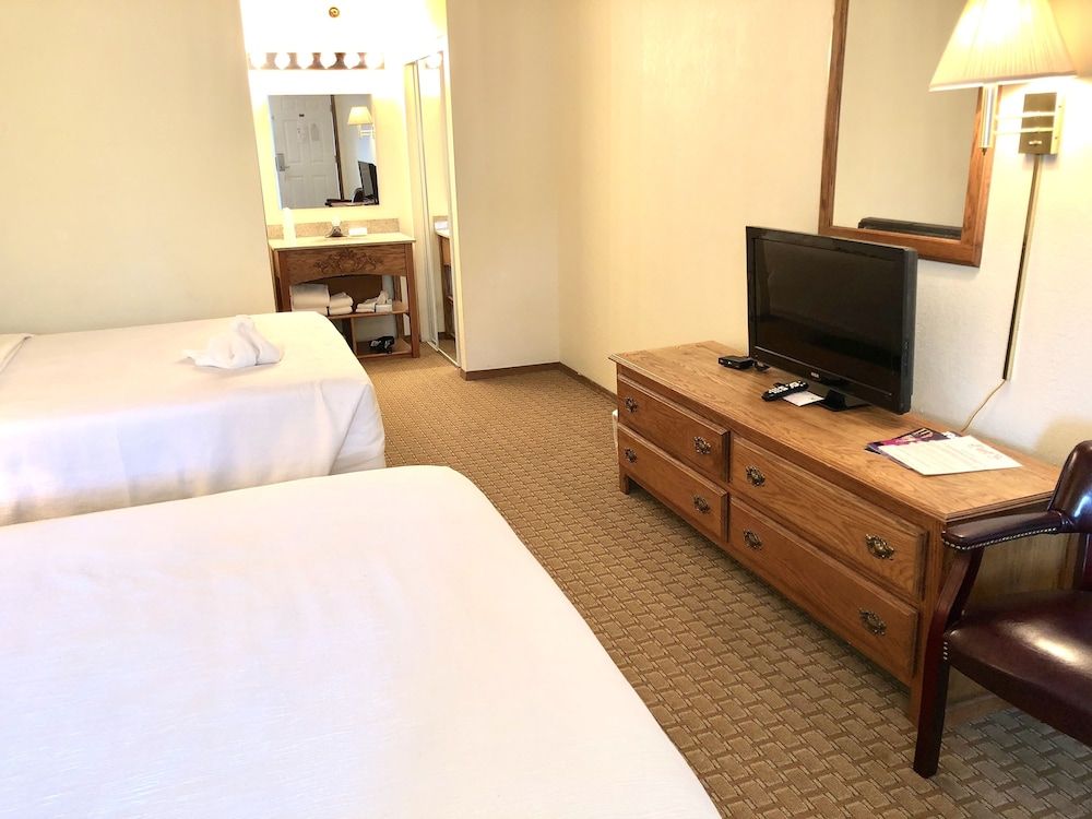Budget Queens, 2 Queen Beds, Non Smoking