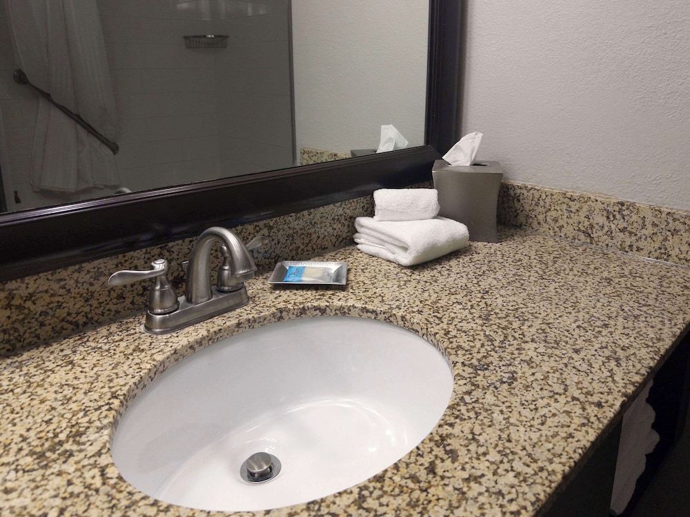 Branson Hillside Hotel Standard Room, 2 Queen Beds, Non Smoking 4