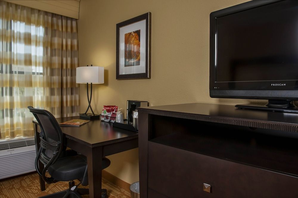 Branson Hillside Hotel Standard Room, 1 King Bed, Non Smoking 7