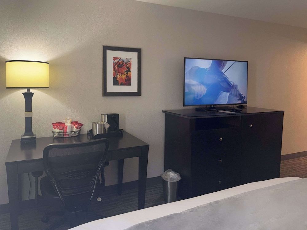 Branson Hillside Hotel Standard Room, 2 Queen Beds, Non Smoking 8