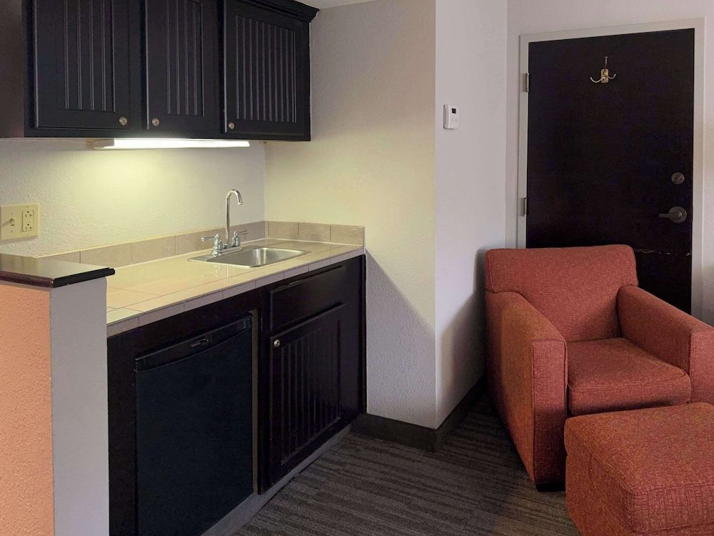 Branson Hillside Hotel Standard Room, 1 King Bed, Non Smoking 8