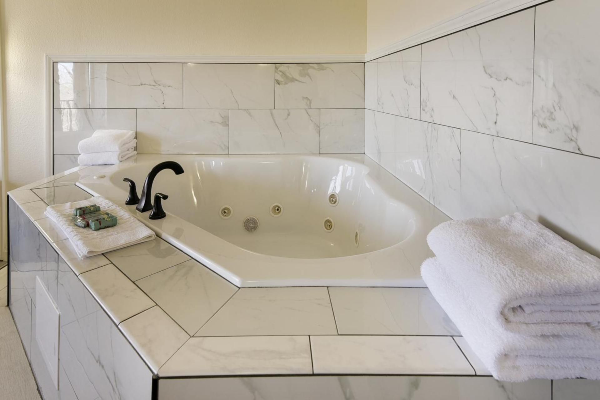 Suite - 1 King Bed, Nonsmoking, Honeymoon Room, Jacuzzi
