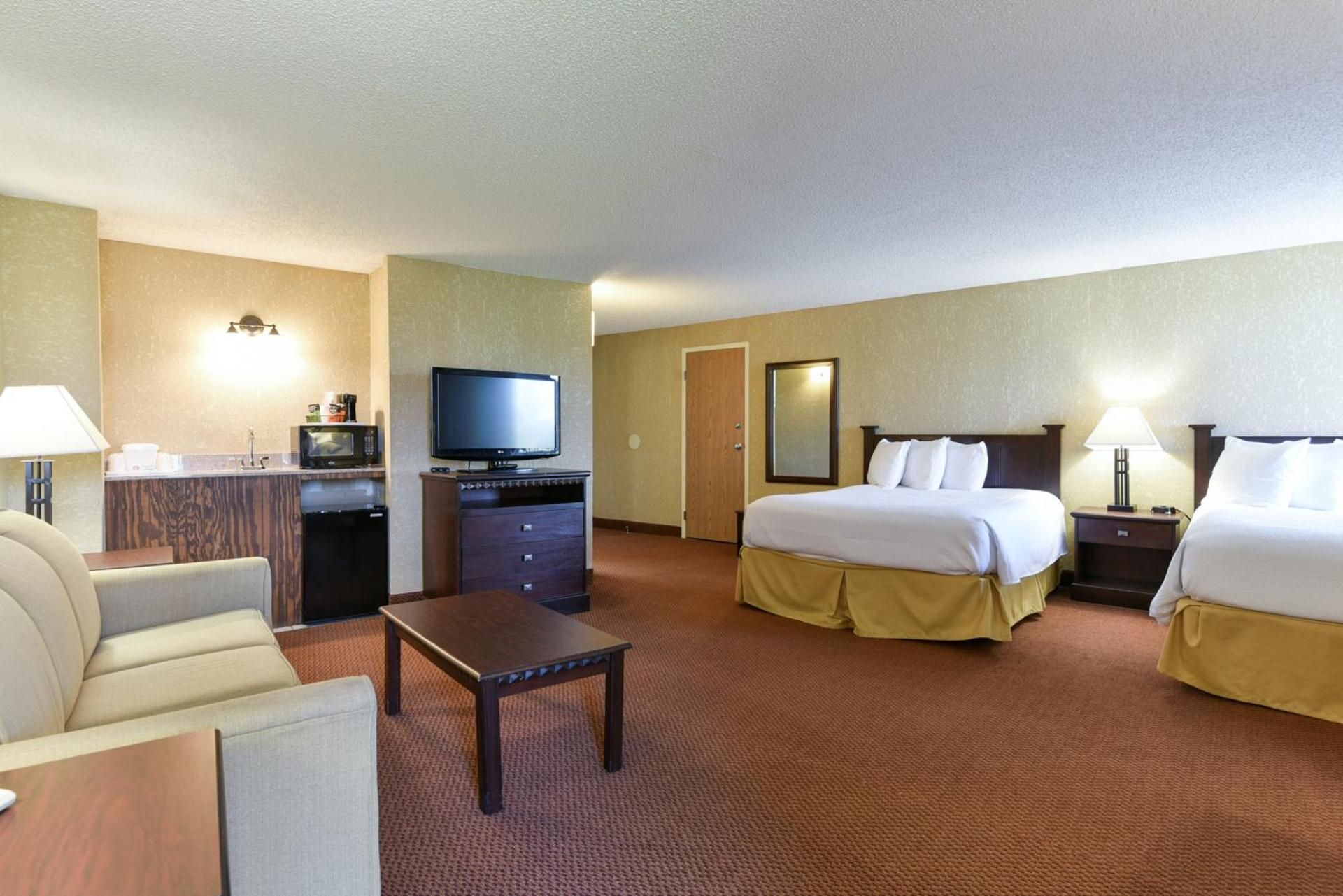 Suite - 2 Queen Beds, Nonsmoking, Family Room, Sofabed