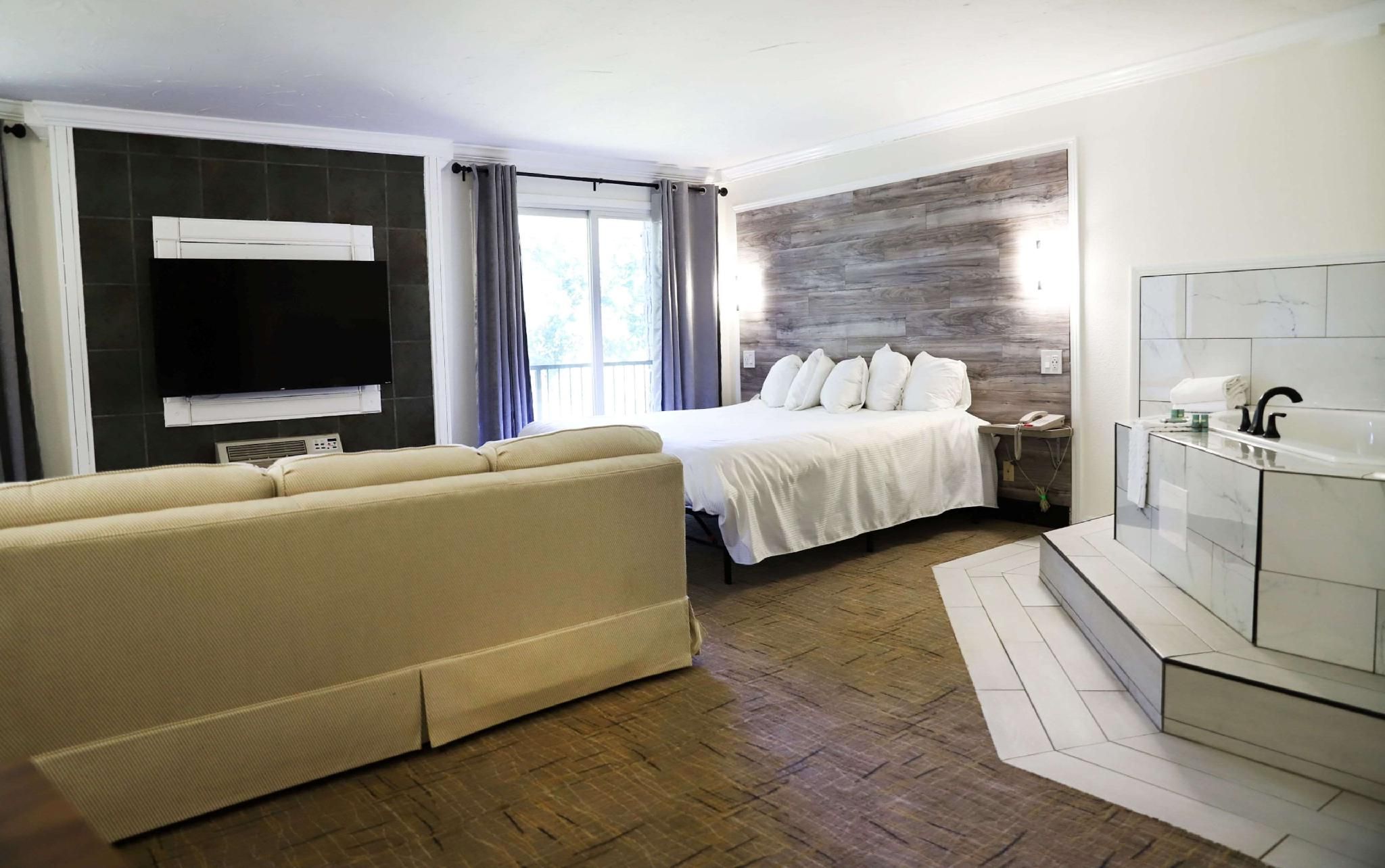 Suite - 1 King Bed, Nonsmoking, Honeymoon Room, Jacuzzi