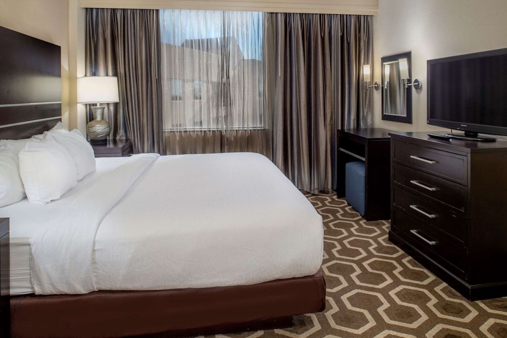 Suite, 1 Queen Bed, Accessible, Bathtub (Mobility & Hearing)