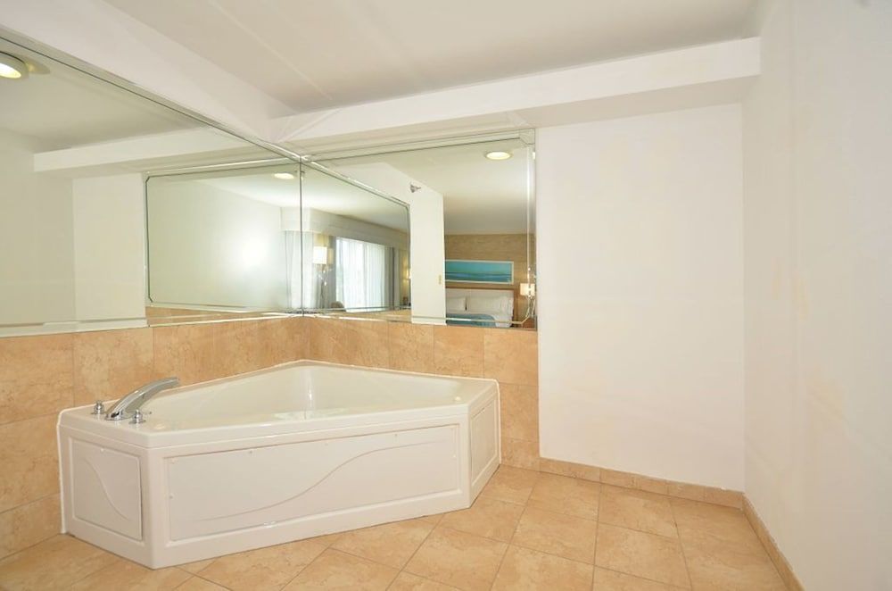 Suite (2 Queen Sofa)