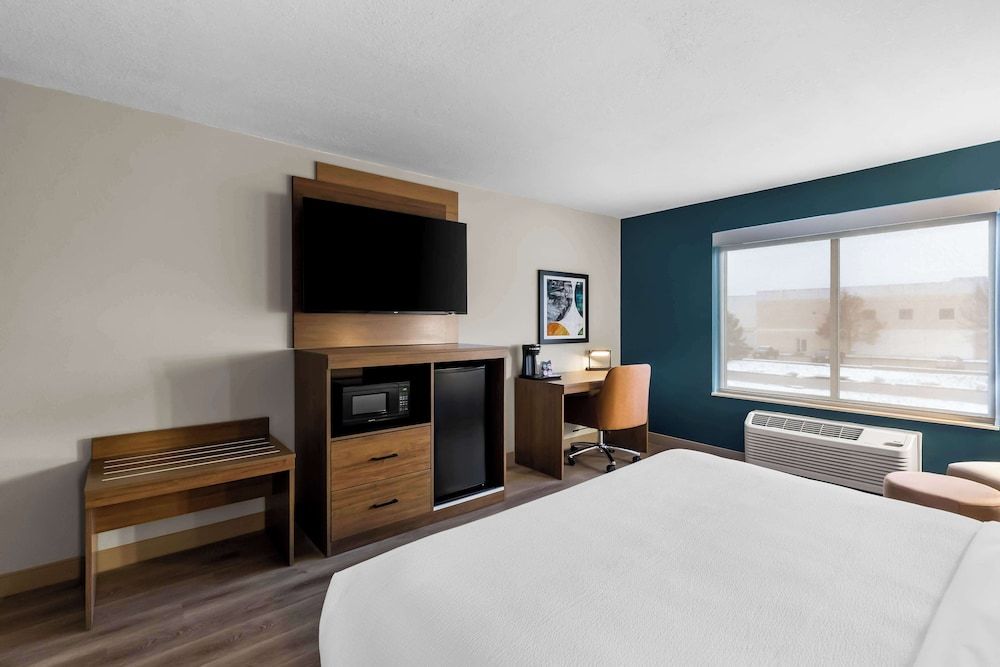 Best Western Plus Fenton Standard Room, 1 King Bed, Accessible, Refrigerator & Microwave 2