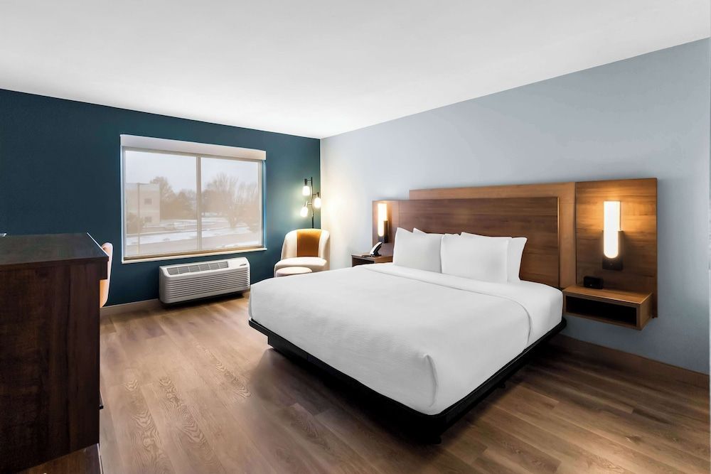 Best Western Plus Fenton Standard Room, 1 King Bed, Accessible, Refrigerator & Microwave 4