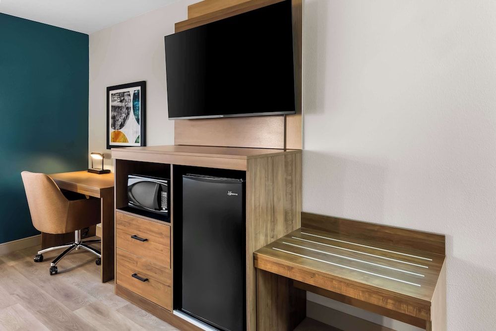 Best Western Plus Fenton Standard Room, 1 King Bed, Non Smoking, Refrigerator & Microwave 5