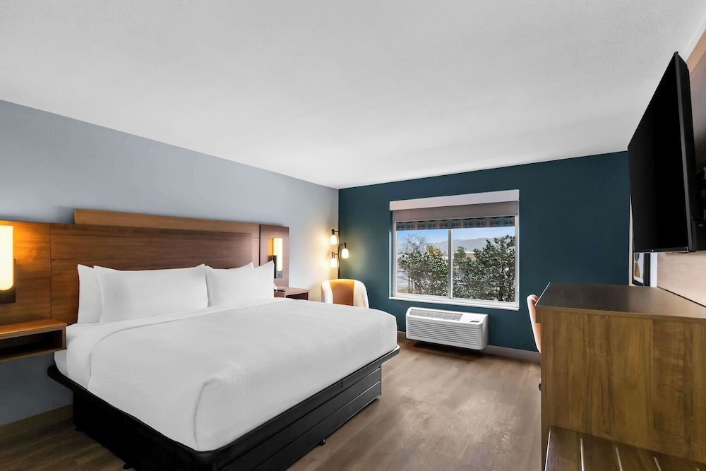 Best Western Plus Fenton Standard Room, 1 King Bed, Non Smoking, Refrigerator & Microwave 2