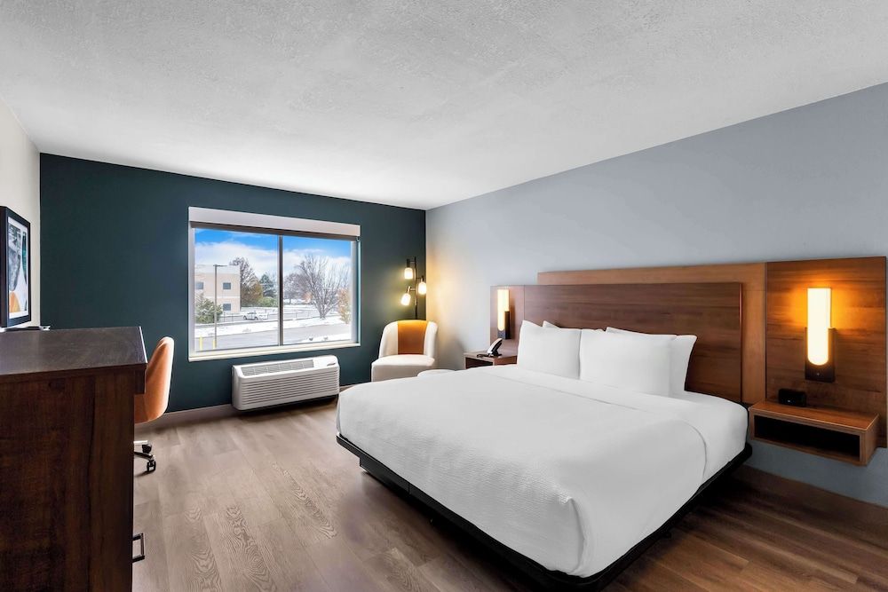 Best Western Plus Fenton Standard Room, 1 King Bed, Accessible, Refrigerator & Microwave 3