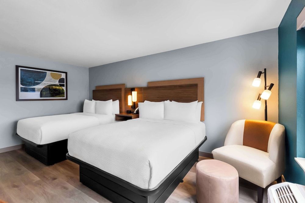 Best Western Plus Fenton Standard Room, 2 Queen Beds, Non Smoking, Refrigerator & Microwave 2