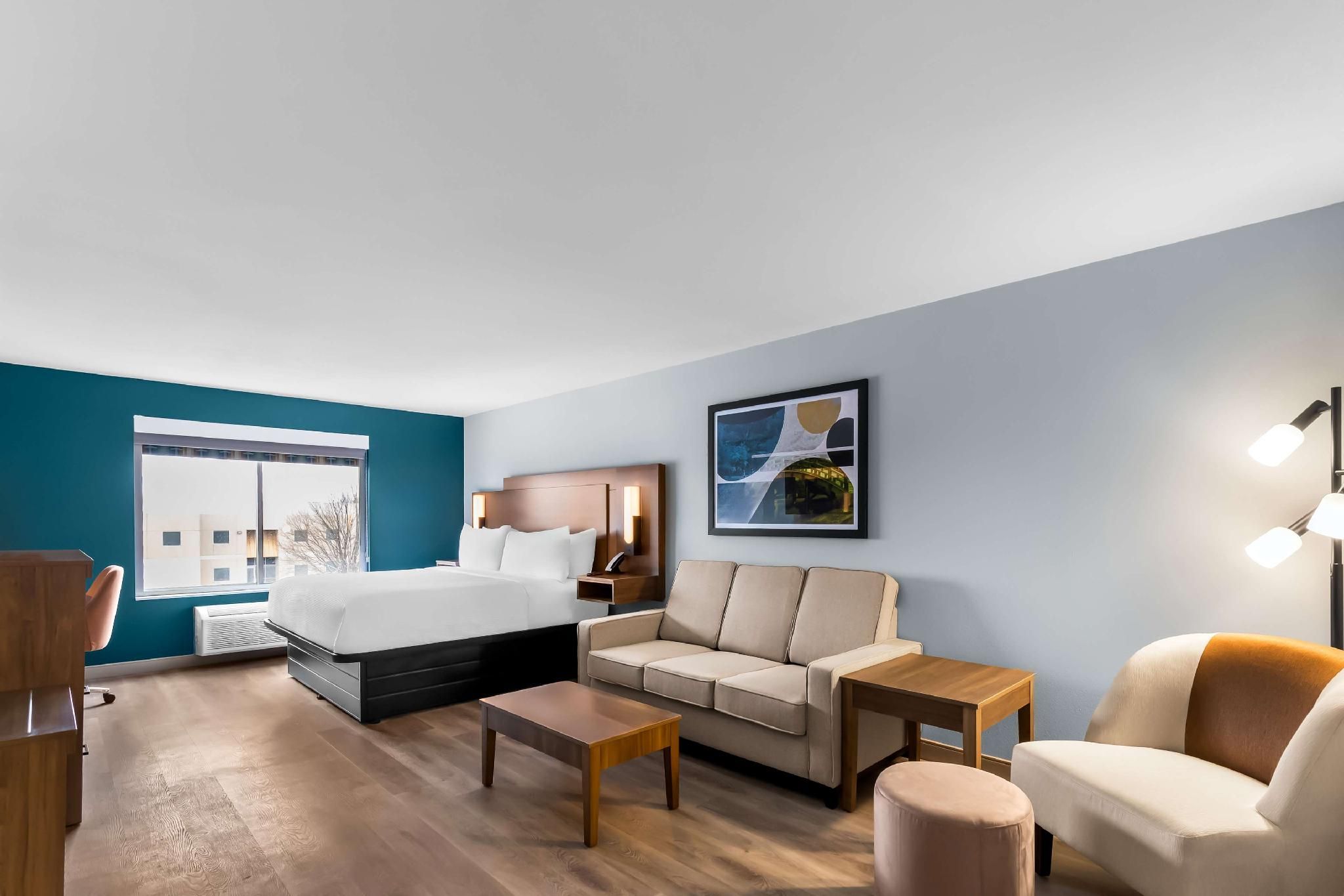 1 King Bed, Nonsmoking, Larger Room, Executive Room, Sofabed, Chair With Ottoman