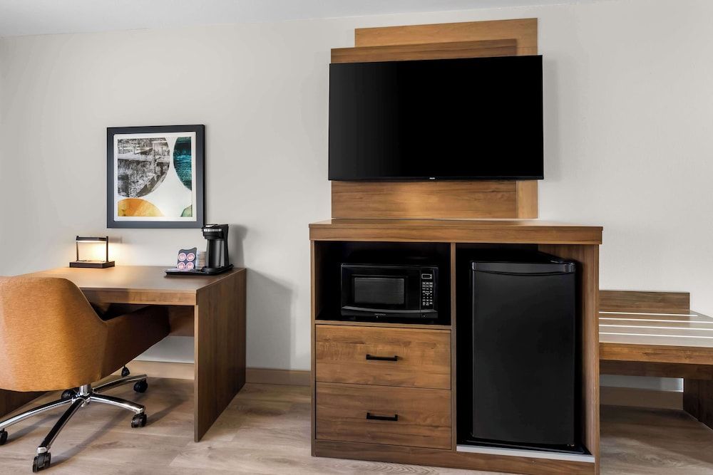 Best Western Plus Fenton Standard Room, 2 Queen Beds, Non Smoking, Refrigerator & Microwave 4