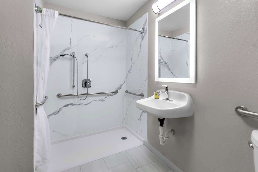 Best Western Plus Fenton Standard Room, 1 King Bed, Accessible, Refrigerator & Microwave 5