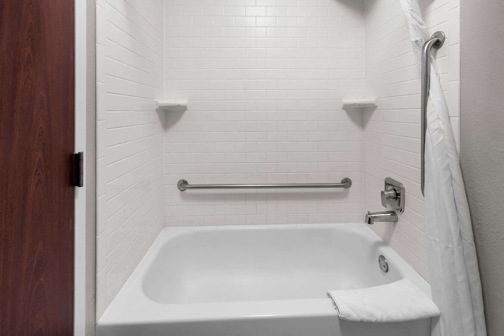 Best Western Plus Fenton Standard Room, 2 Queen Beds, Non Smoking, Refrigerator & Microwave 3