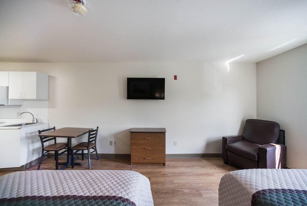 HomeTowne Studios by Red Roof St. Louis - Airport/ N Lindbergh Studio, 2 Double Beds, Non Smoking 3