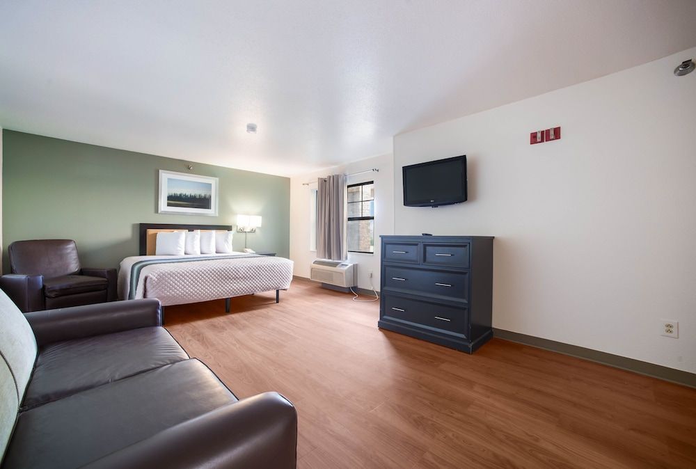 HomeTowne Studios by Red Roof St. Louis - Airport/ N Lindbergh Studio, 1 King Bed, Non Smoking 2