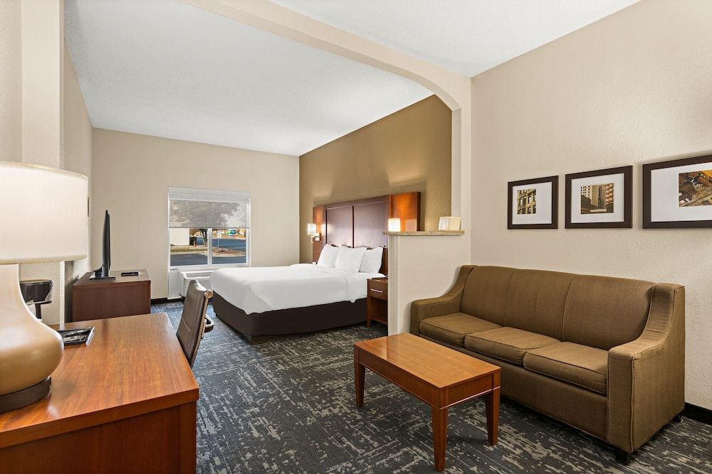 Suite, 1 King Bed, Accessible, Non Smoking