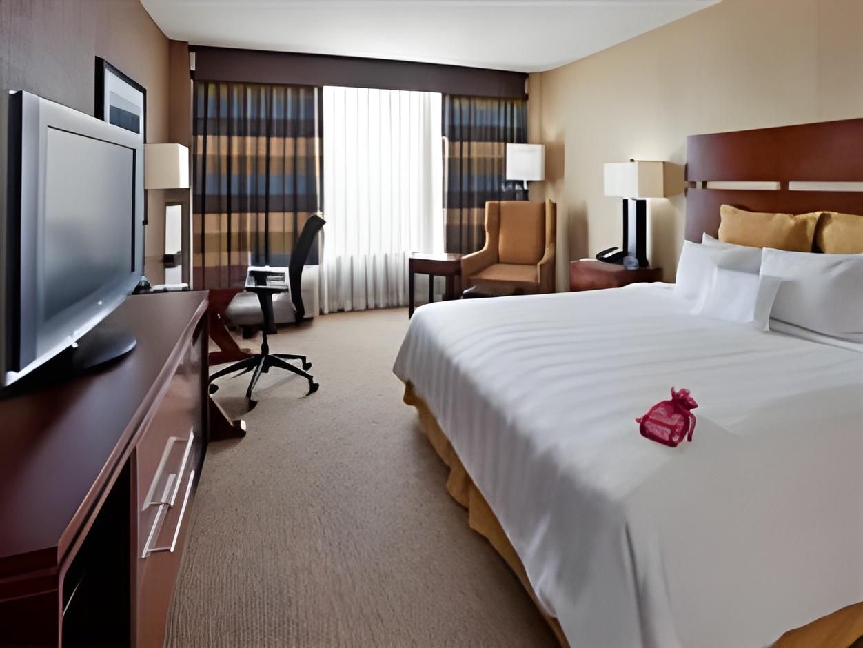 1 King Bed Suite Executive Level Non-Smoking