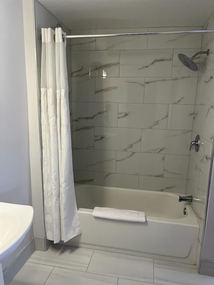 Comfort Inn Standard Room, 2 Queen Beds, Non Smoking 6