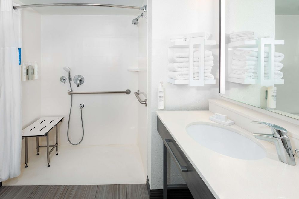 Modern King Accessible Room with Roll-In Shower