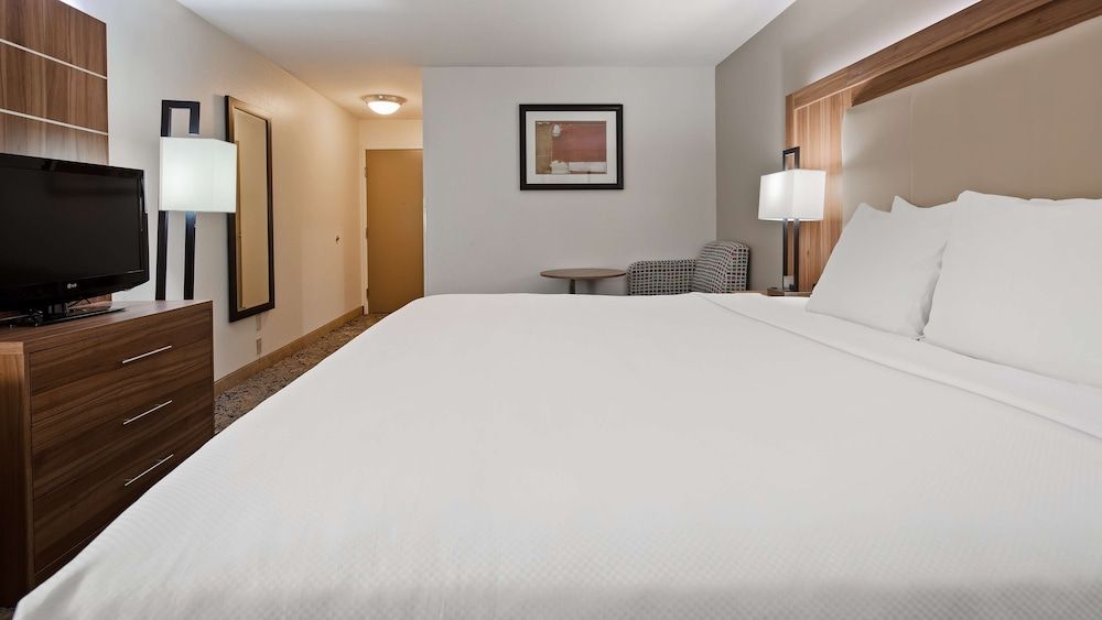 Standard Room, 1 King Bed, Accessible, Non Smoking (Pet Friendly)