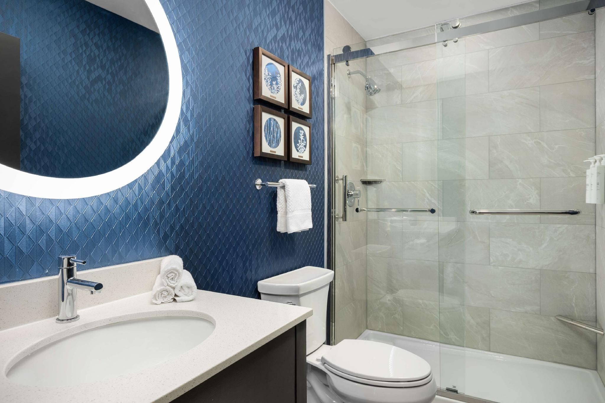 2 Queens Mobility/Hearing Accessible W/Bathtub