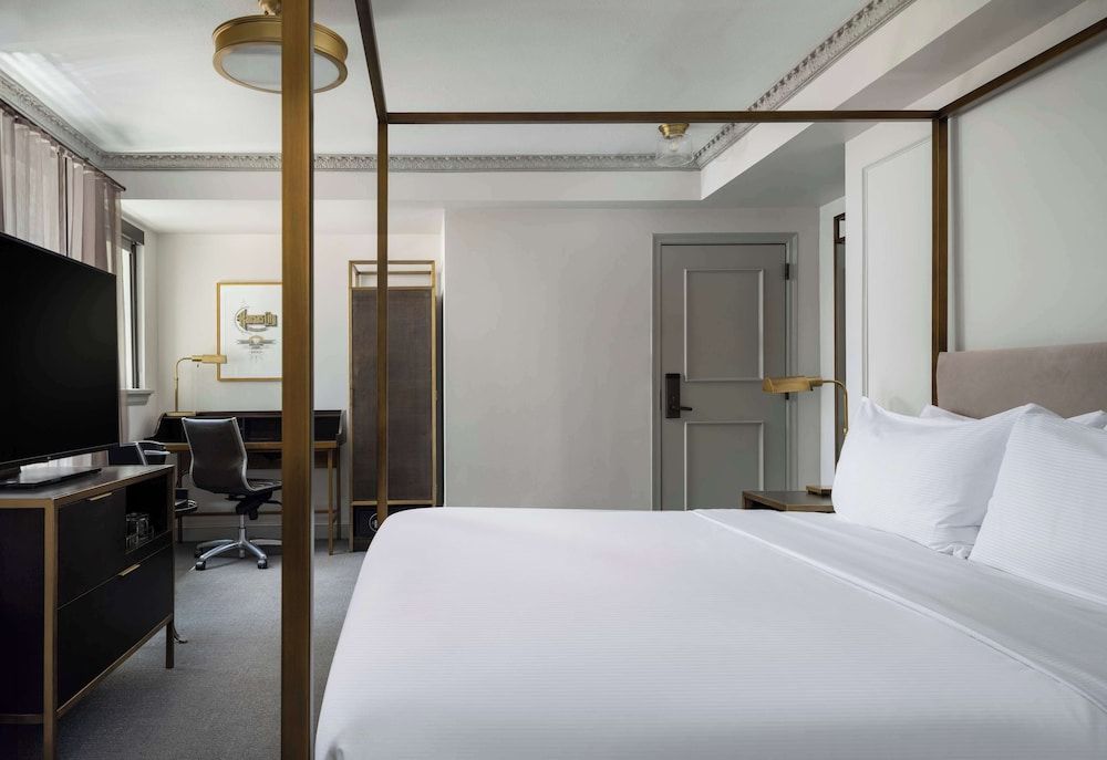 Room, 1 King Bed, Corner