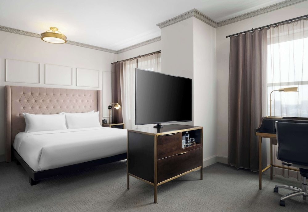 Deluxe Room, 1 King Bed, Accessible