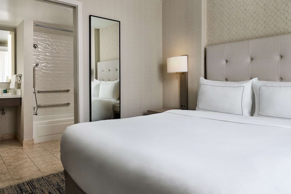 Suite, 1 Queen Bed, Accessible, Bathtub (Mobility Accessible, 2 Room Suite)