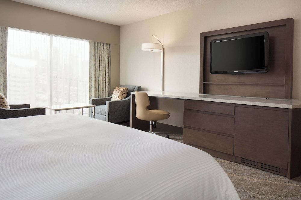 Traditional Room, 1 King Bed, Non Smoking (Mobility/Hearing Accessible, Tub)