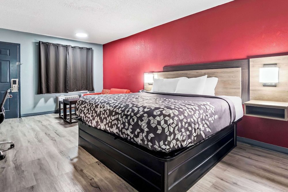 Econo Lodge Standard Room, 1 King Bed, Non Smoking 2