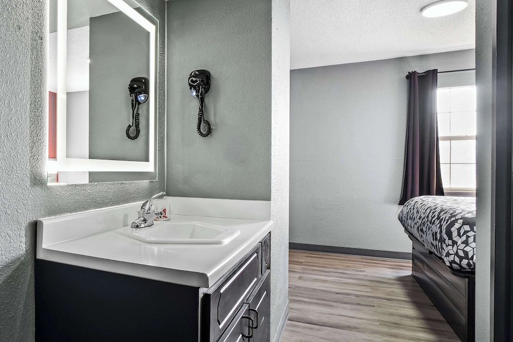 Econo Lodge Suite, 1 King Bed with Sofa bed, Non Smoking 3