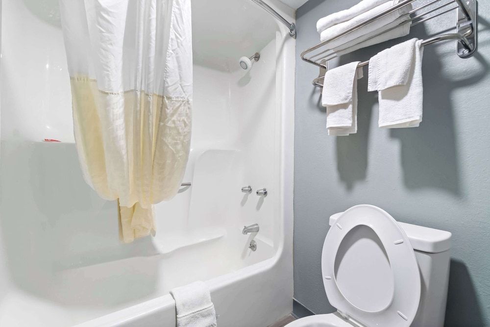 Econo Lodge Standard Room, 1 King Bed, Non Smoking 5