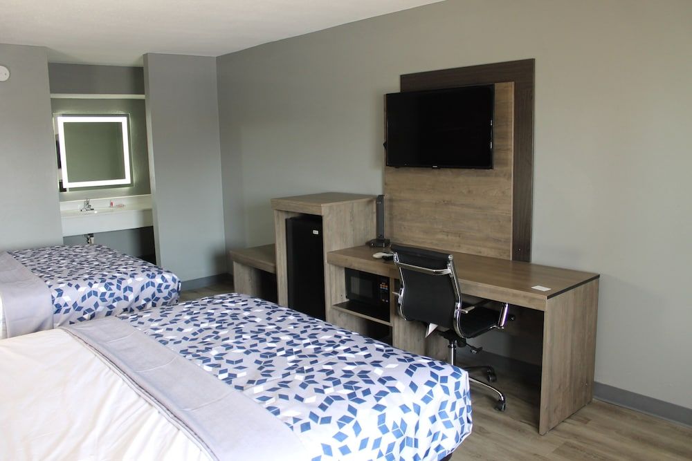 Econo Lodge Standard Room, 2 Queen Beds, Non Smoking 7