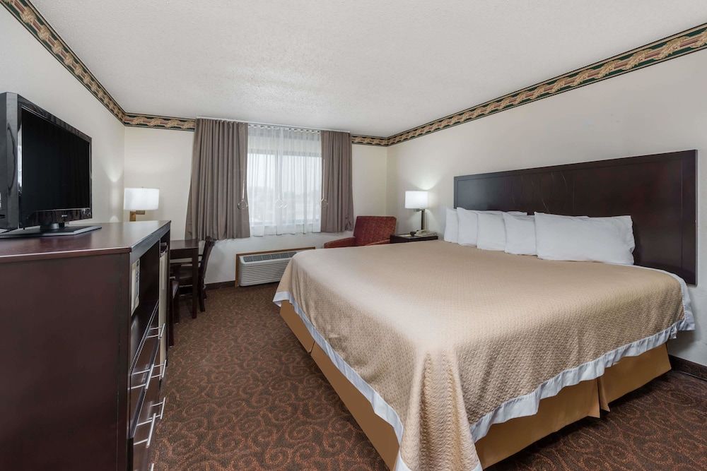 Room, 1 King Bed, Accessible, Non Smoking (Mobility Accessible)