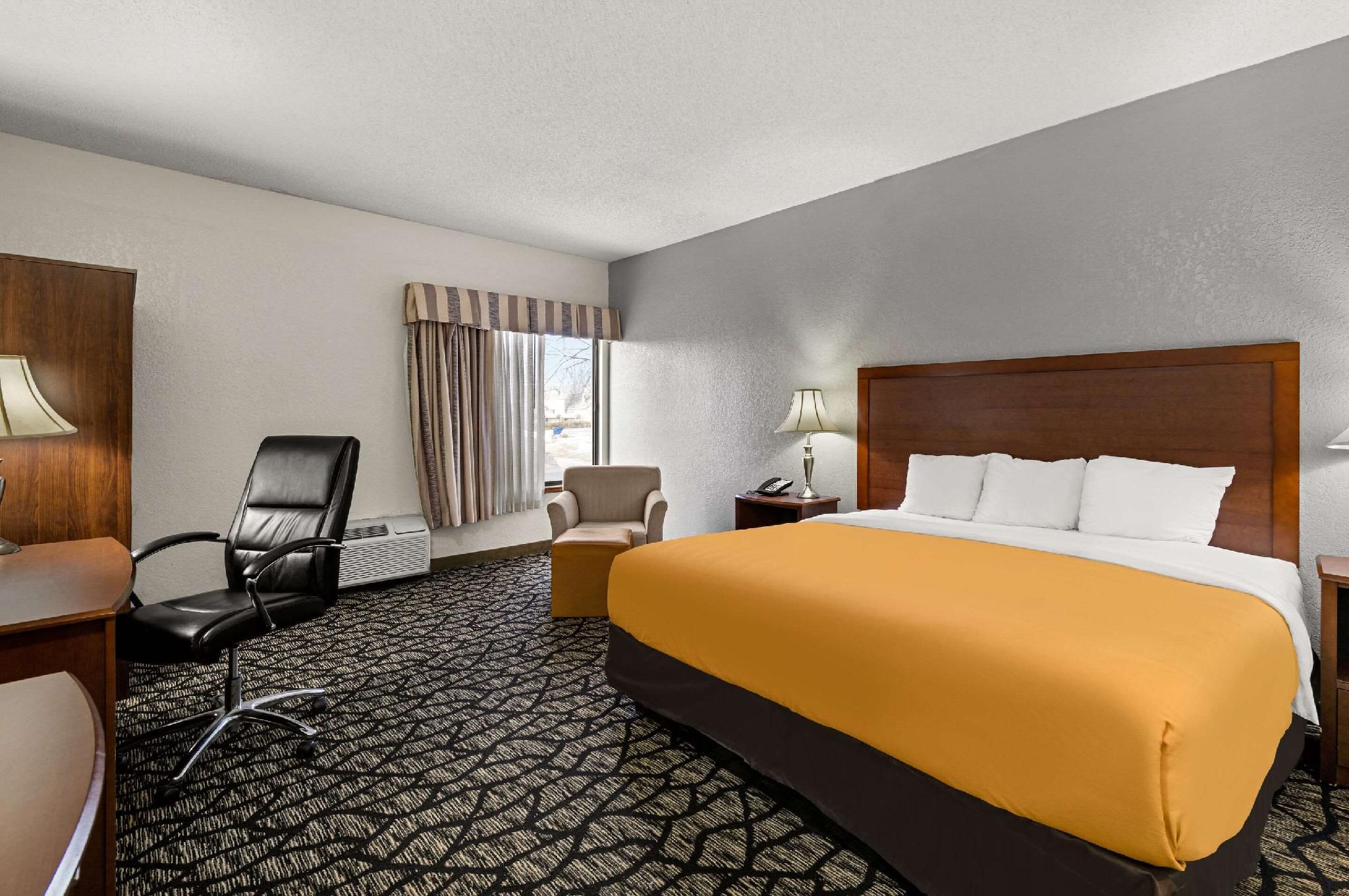 1 King Bed, Nonsmoking