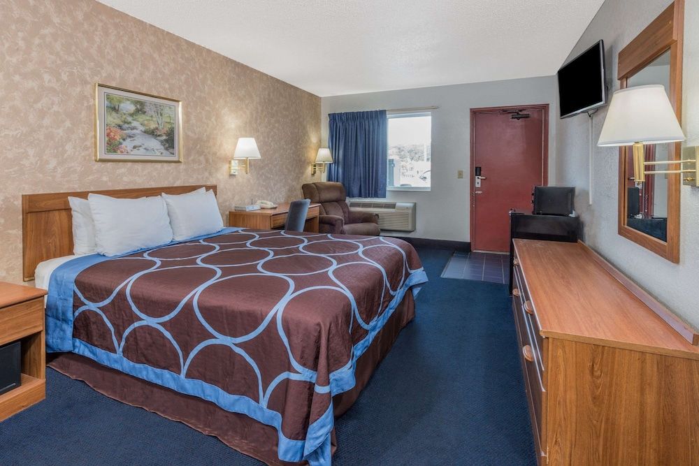 Room, 1 Queen Bed, Accessible, Smoking (Mobility)
