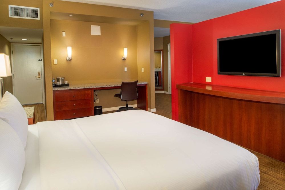 Deluxe Suite, 1 King Bed with Sofa bed