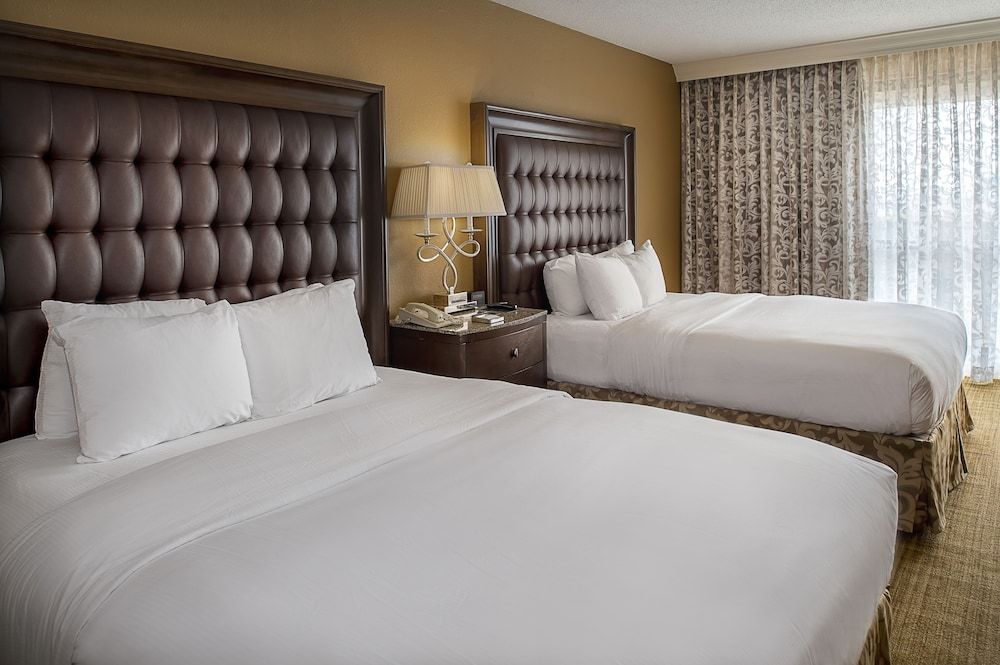 Room, 2 Queen Beds, Airport View