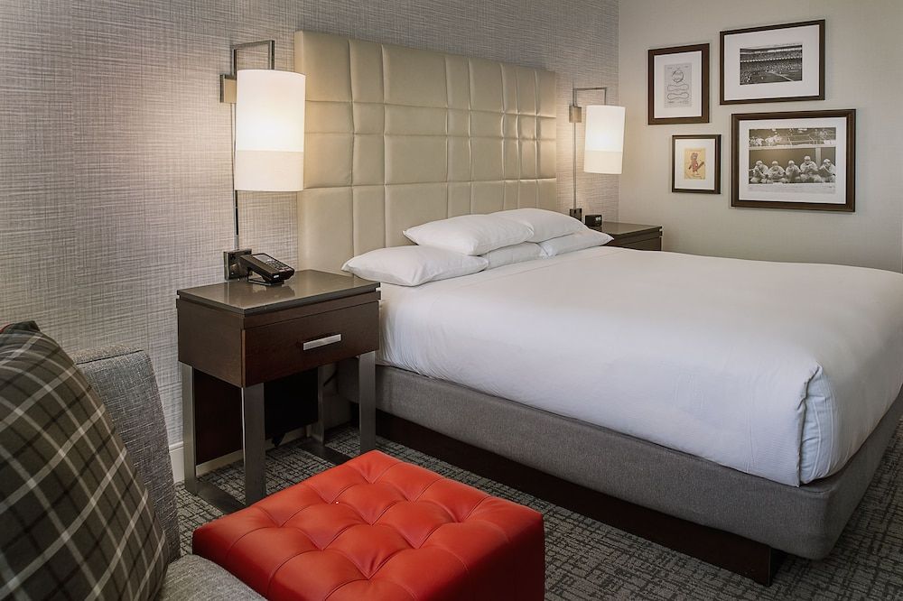 Suite, 1 King Bed (Arch View)