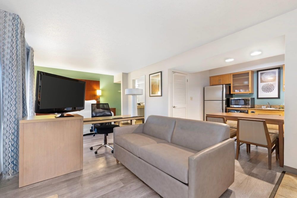 MainStay Suites St. Louis - Galleria Studio, 1 Queen Bed, Non Smoking, Roll in Shower 4