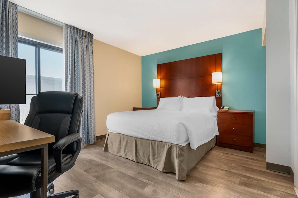 MainStay Suites St. Louis - Galleria Studio, 1 Queen Bed, Non Smoking, Roll in Shower 2