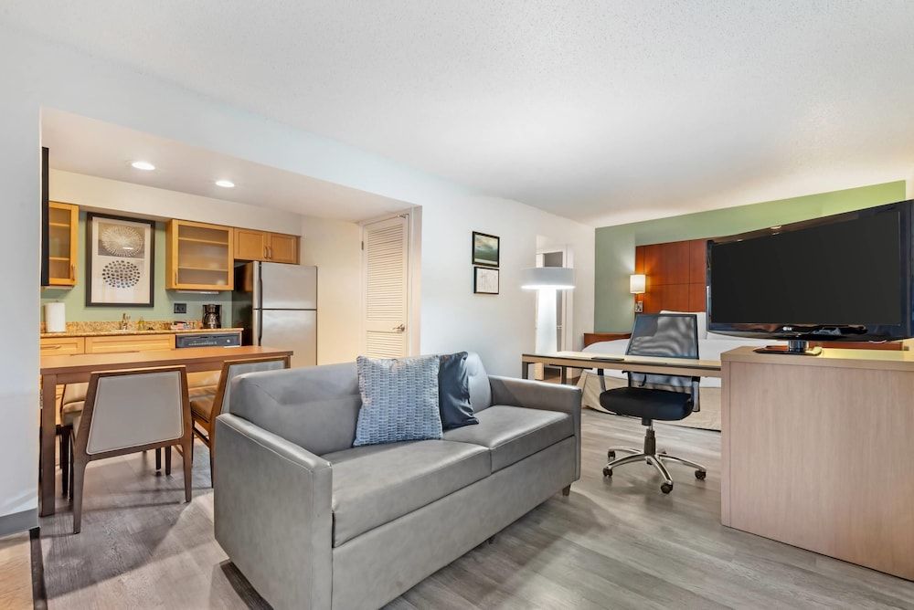 MainStay Suites St. Louis - Galleria Studio, 1 King Bed, Non Smoking 3